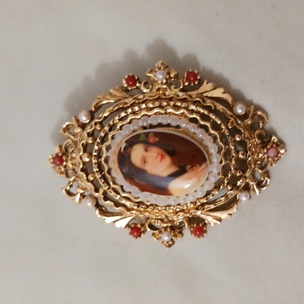 🎈VINTAGE Cameo Brooch Marked Art 2"x1.5"0